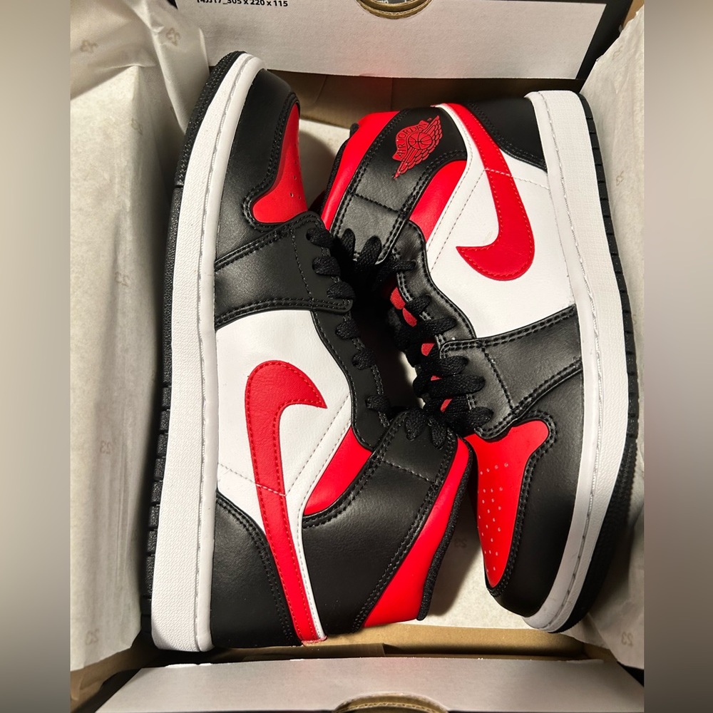 New never worn RETRO JORDAN 1 Black/Fire Red